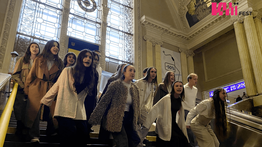 Перфоманс до прем’єри української адаптації вистави «Троянські жінки» на центральному вокзалі Києва