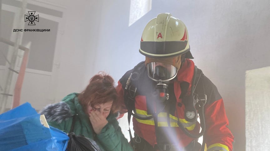 Рятувальники евакуюють людей з офісу в Івано-Франківську, де вибухнула зарядна станція