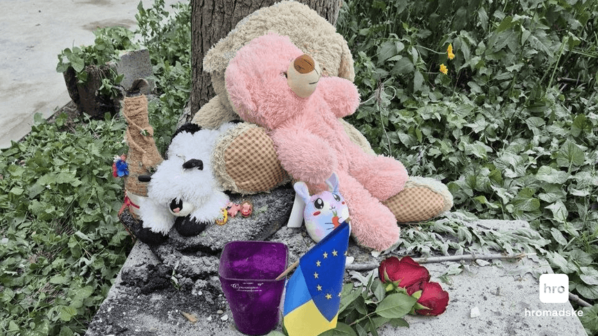 Іграшки поблизу зруйнованого будинку в Дарницькому районі
