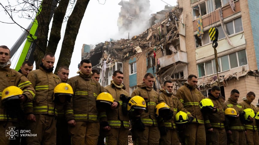 Рятувальники на тлі зруйнованого росіянами будинку у Тернополі