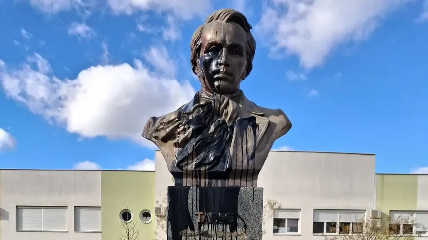 Пошкоджений пам'ятник Шевченку