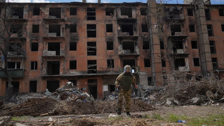 російський військовий розміновує територію поблизу знищеного армією рф будинку в Маріуполі, квітень 2024 року