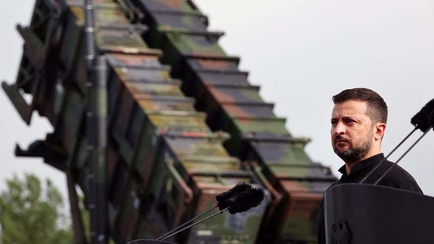 Президент України Володимир Зеленський біля батареї Patriot Президент України Володимир Зеленський біля батареї Patriot