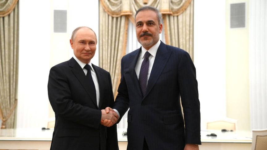 Глава рф володимир путін та міністр закордонних справ Туреччини Хакан Фідан під час зустрічі 26 травня