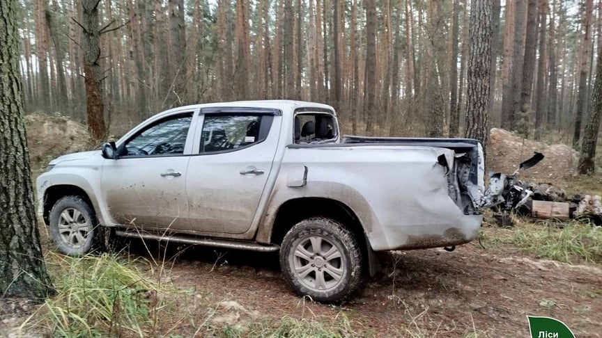 В Сумской области россияне дроном атаковали служебный автомобиль лесовода