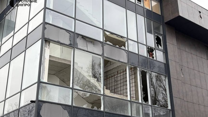 Здание вблизи места ракетного удара в Днепре