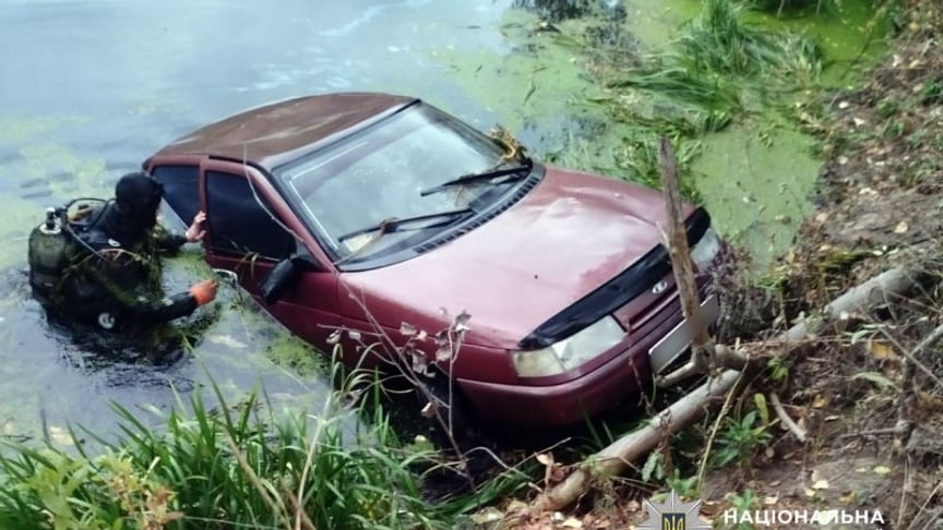 Автівку з тілами жінки та хлопчика виявили у водоймі