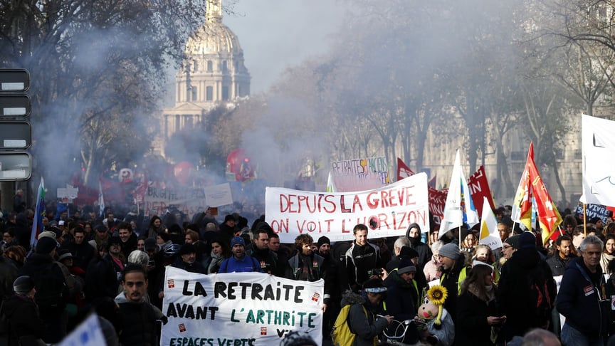 Учасники акції протесту проти пенсійної реформи у Франції біля Будинку інвалідів, Париж, 10 грудня 2019 року
