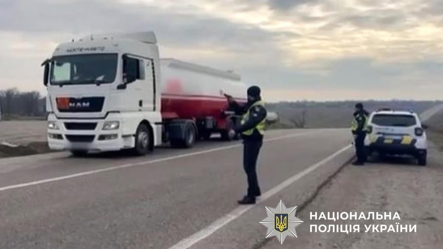 Поліціянти зупиняють водіїв вантажівок та інформують, що рух трасою Одеса — Рені обмежений.