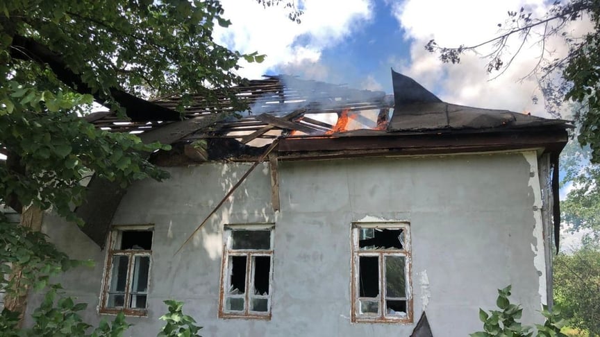 Зруйнована будівля внаслідок обстрілу