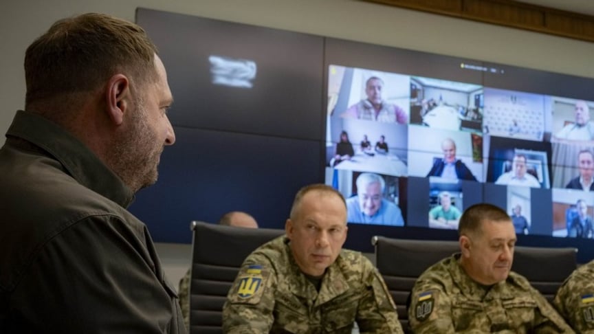 Ілюстративне фото. Керівник Офісу Президента України Андрій Єрмак разом із Головнокомандувачем ЗСУ Олександром Сирським та військовими