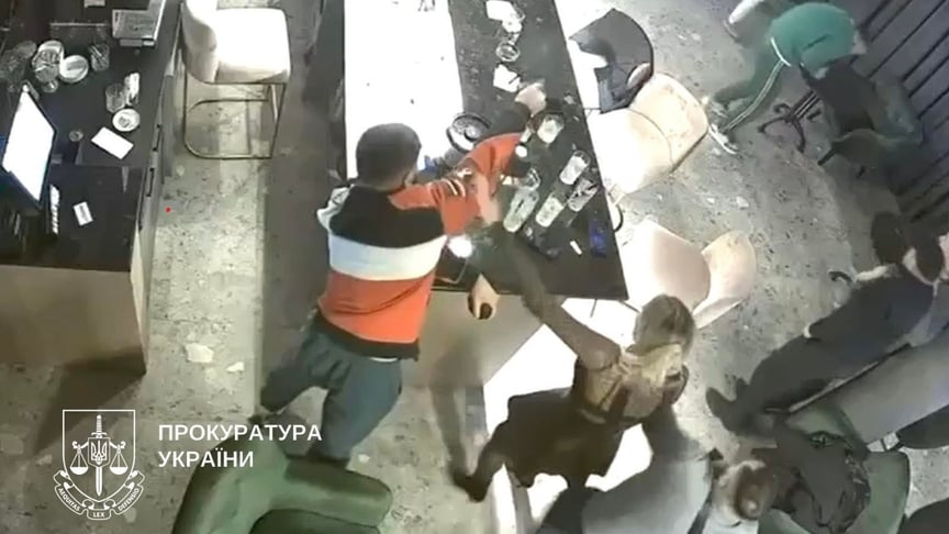 Чоловік стріляє у київському барі