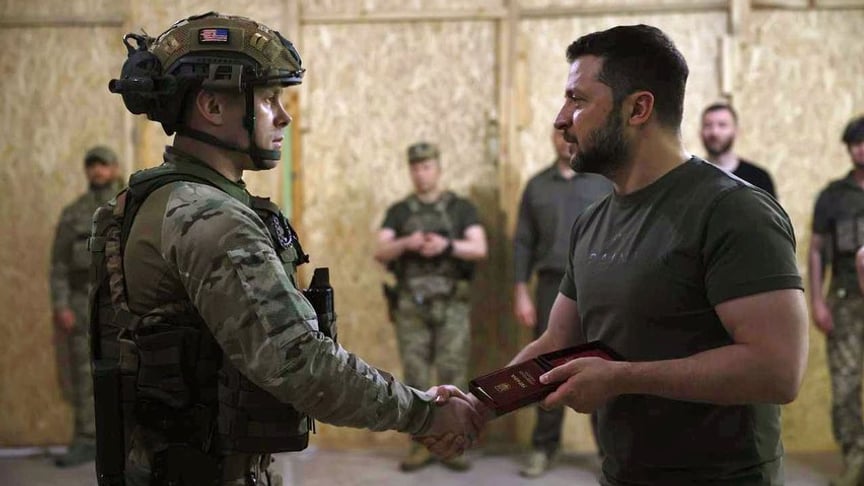 Командир 225 окремого штурмового полку Олег Ширяєв з президентом Володимиром Зеленським