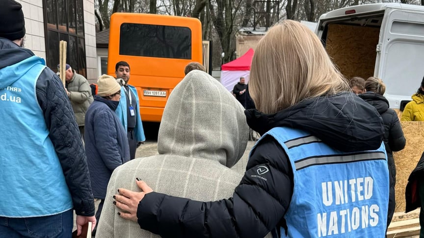 Ілюстративне фото. Співробітники ООН надають допомогу українцям під час російсько-української війни