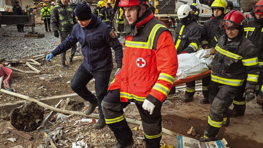 Рятувальники працюють на місці російських обстрілів у Тернополі, 19 листопада 2025 року