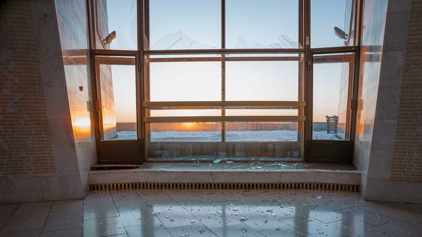 Наслідки російської атаки, яка пошкодила музей у підніжжі монумента «Батьківщина-мати»