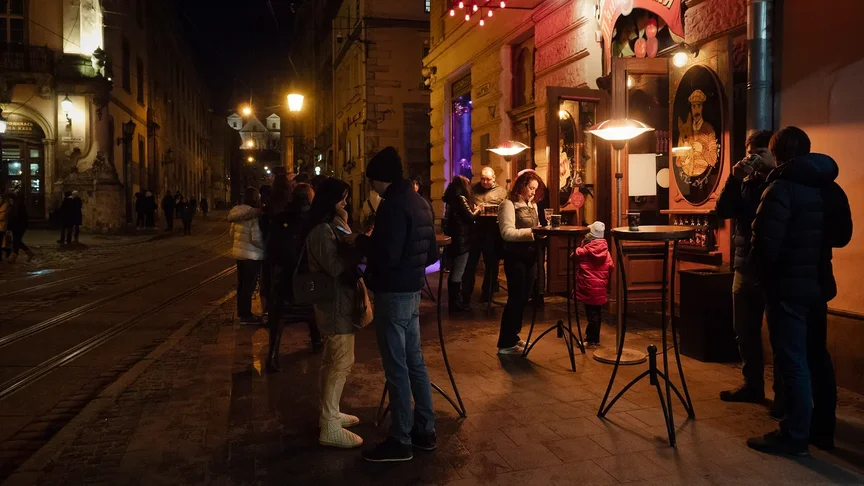 Ілюстративне фото. Нічне життя на площі Ринок у Львові, 18 лютого 2022 року