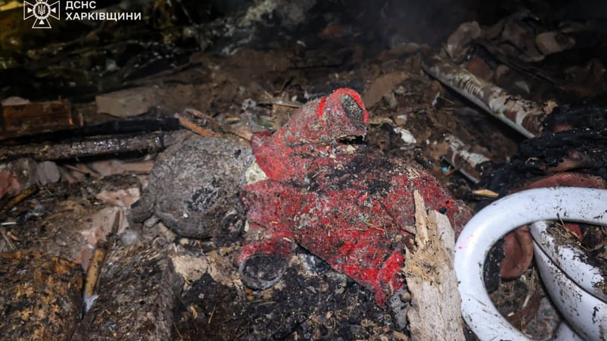 Сгоревшая игрушка в доме, в который попали войска рф, Богодухов, 11 февраля 2026 года