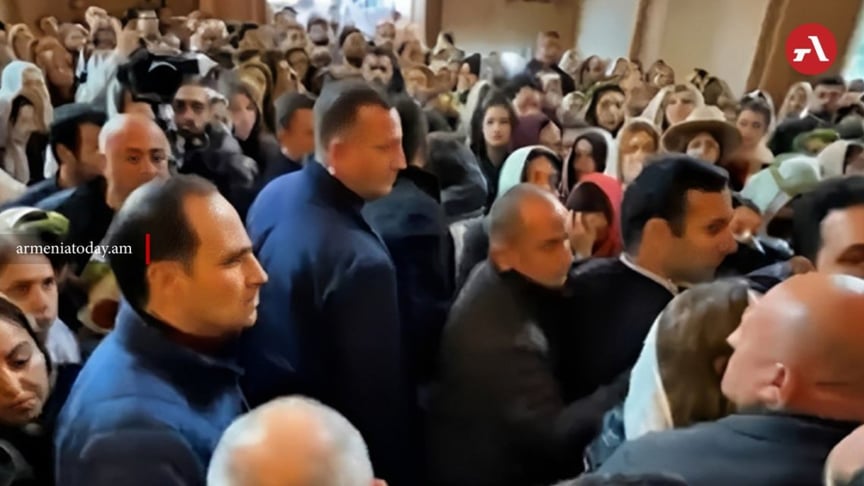 На прем’єр-міністра Вірменії Пашиняна намагалися вдарити в церкві