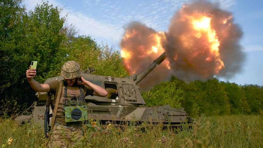 Украинский военный делает селфи во время огня из артиллерийской системы на передовой в Донецкой области, 3 сентября 2022 года