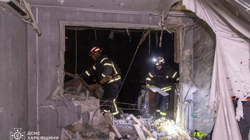 Спасатели оказывают помощь пострадавшим в результате российского удара по Харькову, 27 марта 2026 года