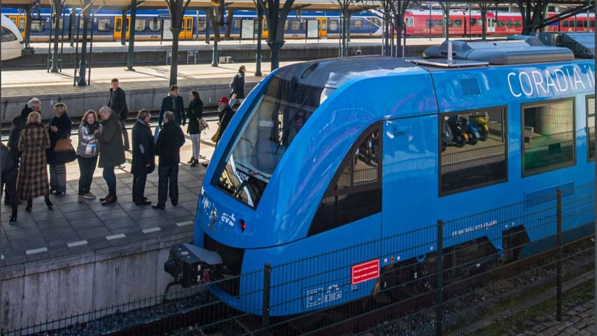 Водородный поезд Coradia iLint от компании Alstom на перроне в Германии