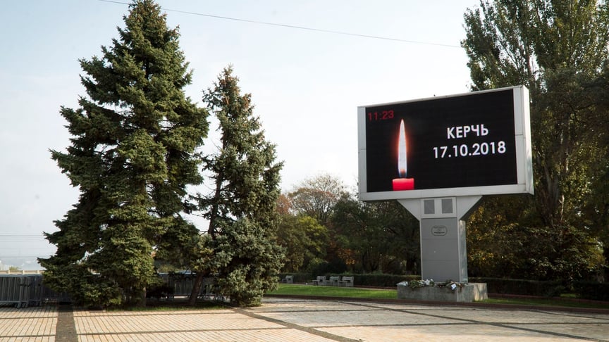 Жалобні заходи за загиблими в стрілянині в політехнічному коледжі в анексованій Керчі, Крим, 21 жовтня 2018 року
