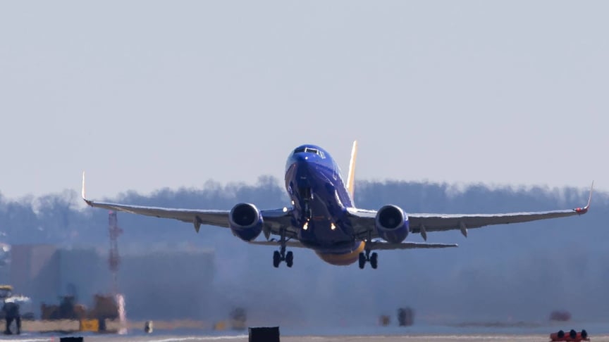 Boeing 737 злітає з аеропорту Рональда Рейгана в Арлінгтоні, штат Вірджинія, США, 12 березня 2019 року