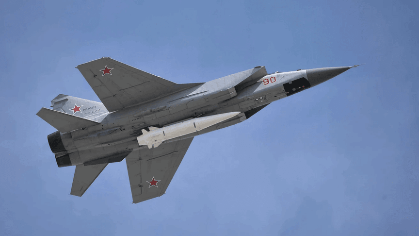 Иллюстративное фото. Аэробаллистическая ракета Х-47 «Кинжал» на борту российского истребителя МиГ-31К