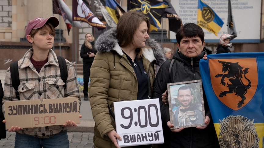 Родичі загиблих воїнів під час хвилини мовчання в Харкові, 1 жовтня 2025 року