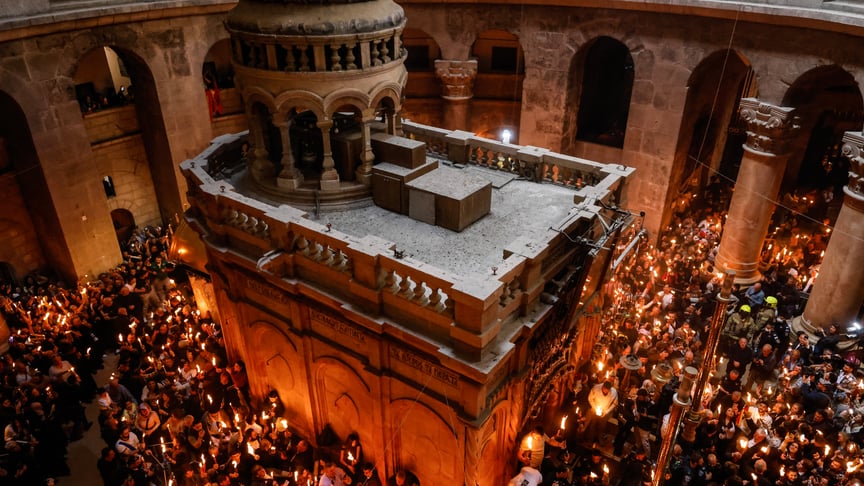 Християнські паломники під час церемонії сходження Благодатного вогню у храмі Гробу Господнього, 11 квітня 2026 року