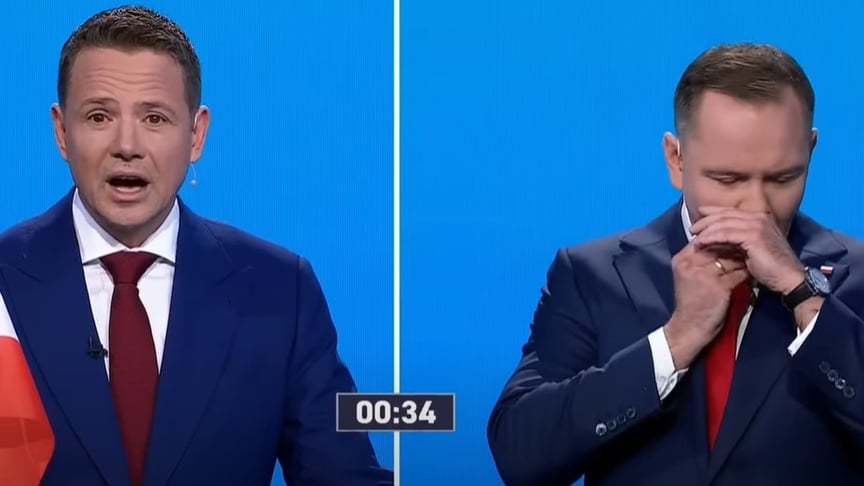 Кароль Навроцький (праворуч) вживає снюс під час теледебатів Кароль Навроцький (праворуч) вживає снюс під час теледебатів