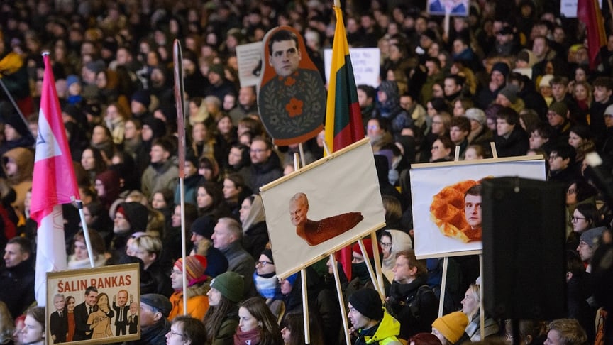 Протест проти запропонованих поправок до закону про ЗМІ на площі Незалежності у Вільнюсі, Литва, 17 грудня 2025 року