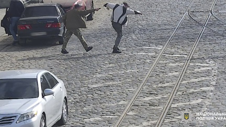 Чоловік вистрілив у перехожого з травматичної зброї через сварку