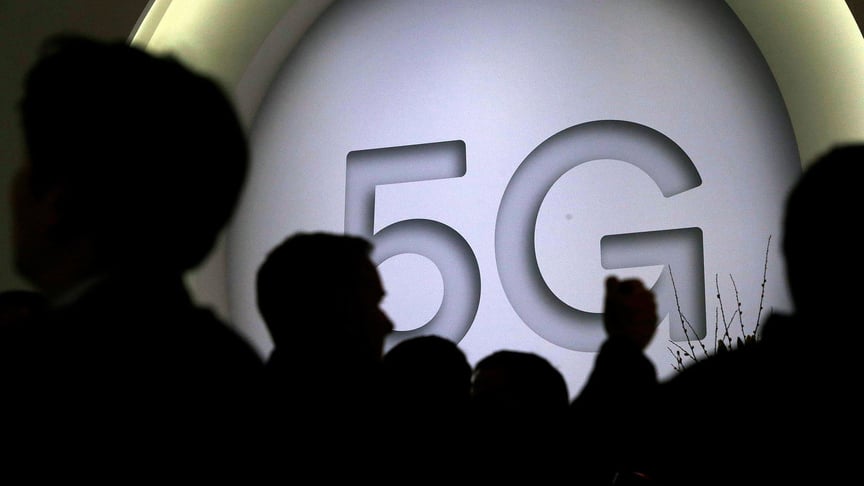 Відвідувачі оглядають американський стенд Qualcomm, який презентує технологію 5G на Всесвітньому Мобільному Конгресі