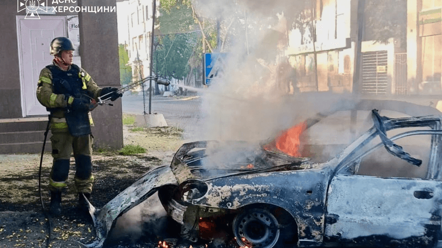 Рятувальник гасить пожежу, що виникла внаслідок атаки по Херсону, 7 серпня 2026 року