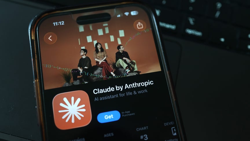Claude Застосунок штучного інтелекту Claude на екрані смартфона