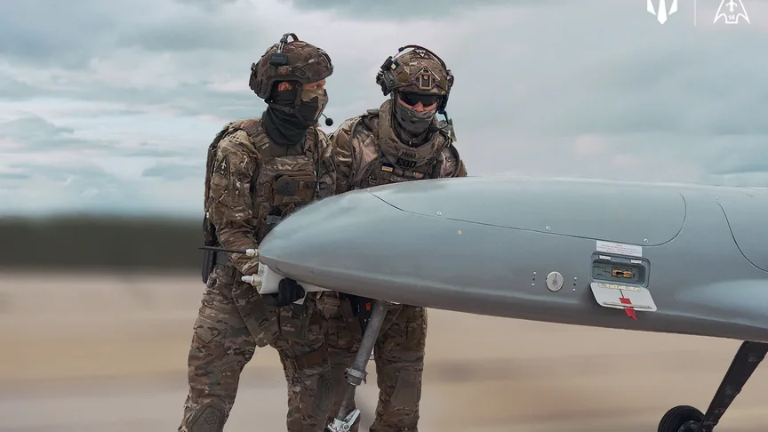 Ілюстративне фото. Військові Сил безпілотних систем перед запуском БпЛА