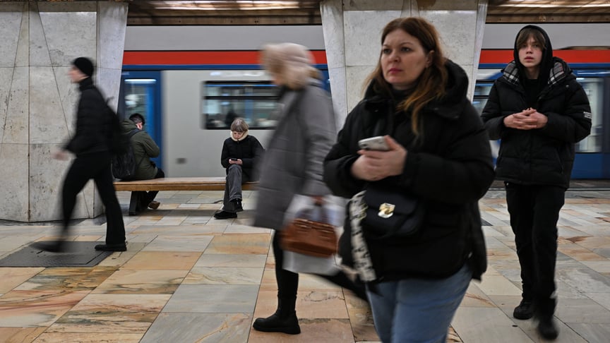 Люди у метро Москви