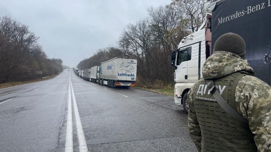 Россия существенно замедлила пропуск грузовиков из Украины