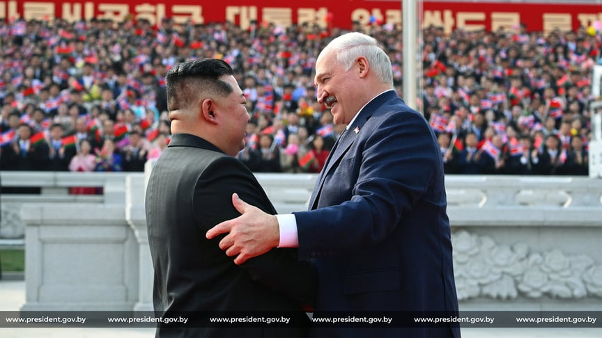 Очільники КНДР і Білорусі Кім Чен Ин та Олександр Лукашенко під час зустрічі у Пхеньяні, Північна Корея, 25 березня 2026 року