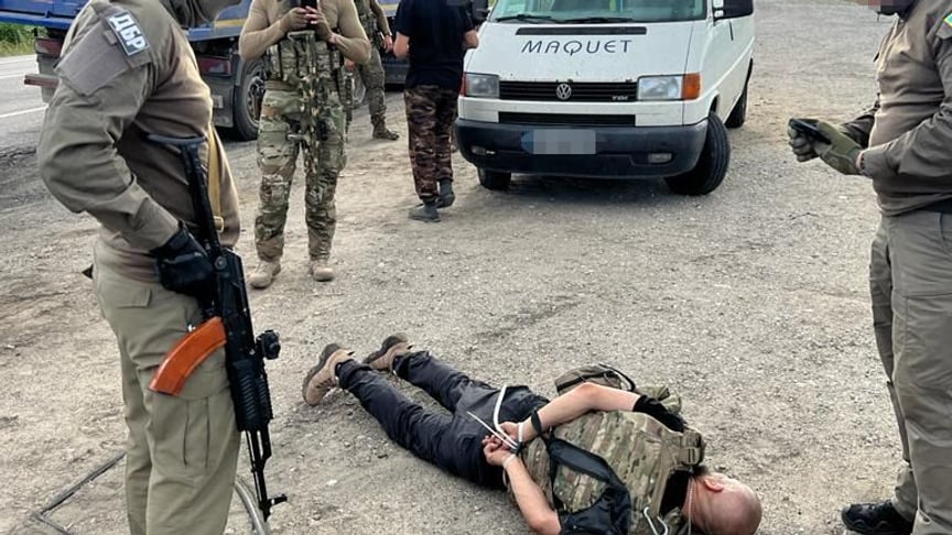 На Донеччині під виглядом військових ЗСУ торгували зброєю та наркотиками