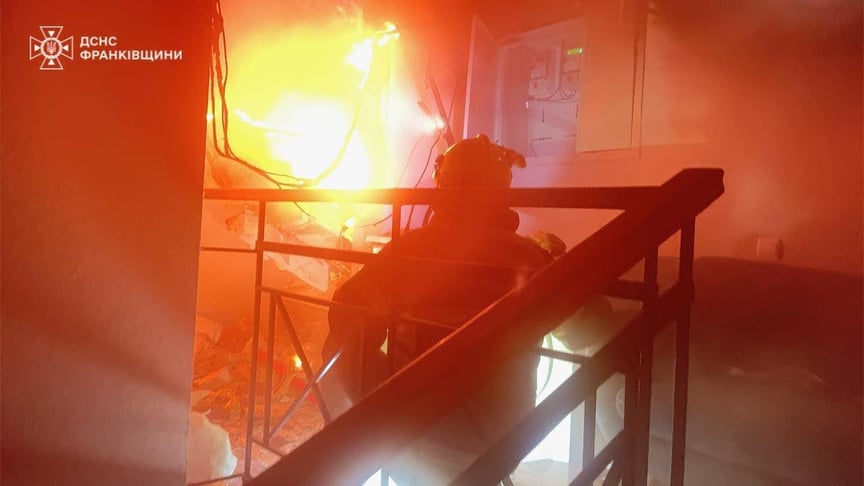 Рятувальники гасять пожежу в багатоповерхівці Івано-Франківська, де пролунав вибух, 11 березня 2025 року