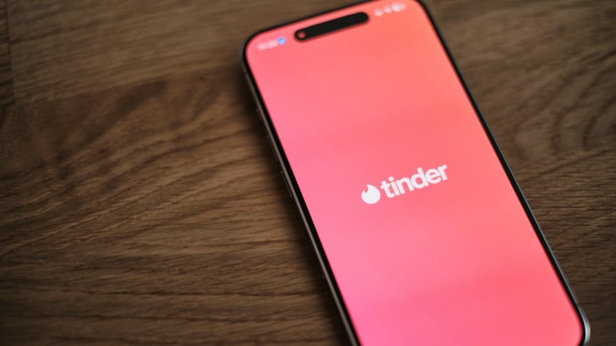 Ілюстративне фото. Смартфон, на екрані якого зображено логотип Tinder