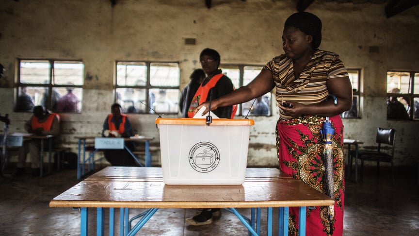 Ілюстративне фото. Замбійська жінка голосує на виборах президента у 2015 році