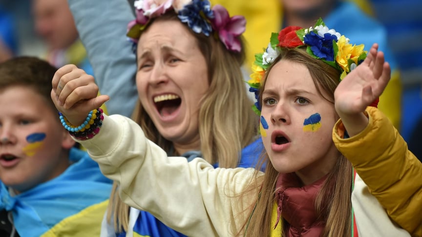 Українські вболівальники вболівають за свою команду на мачті відбору на Чемпіонат світу між Уельсом та Україною у Кардіффі, Уельс, 5 червня 2022 року