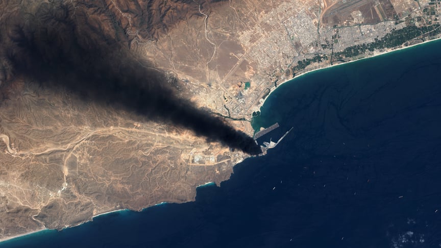 Супутникове зображення пожежі в резервуарах для зберігання нафти в порту Салала в Омані після удару іранського безпілотника Супутникове зображення пожежі в резервуарах для зберігання нафти в порту Салала в Омані після удару іранського безпілотника