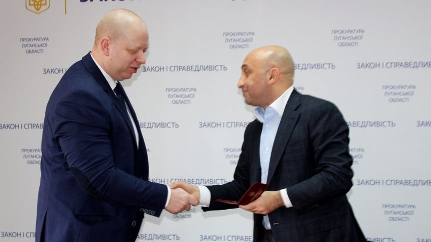 Олексія Ляшенка (зліва) офіційно призначили новим прокурором Луганської області
