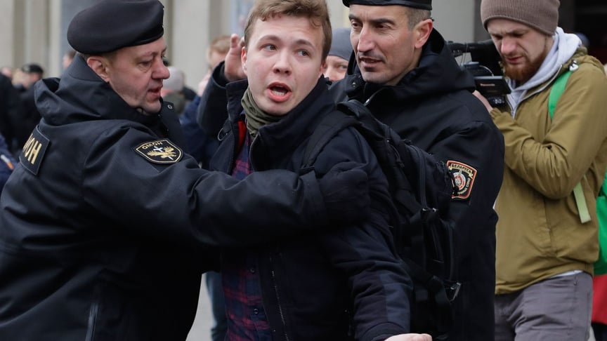Белорусская полиция задерживает журналиста Романа Протасевича (в центре) в Минске, 26 марта 2017 года