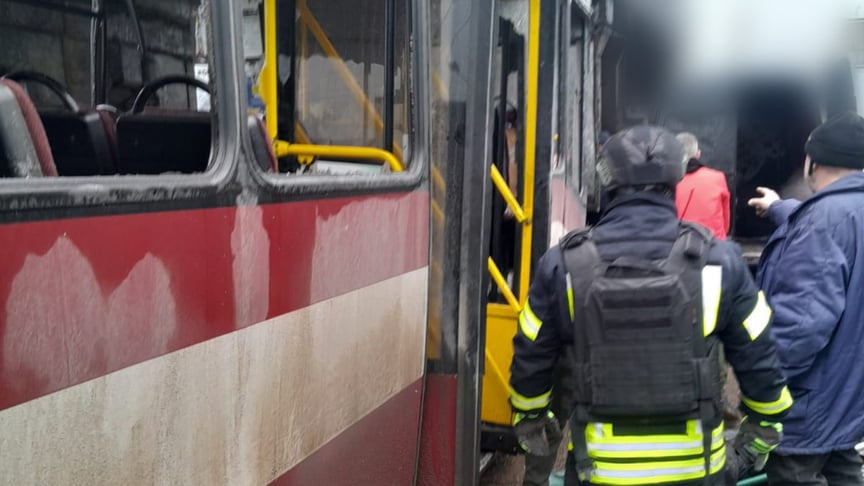 Наслідки російської атаки на маршрутку у Херсоні Наслідки російської атаки на маршрутку у Херсоні